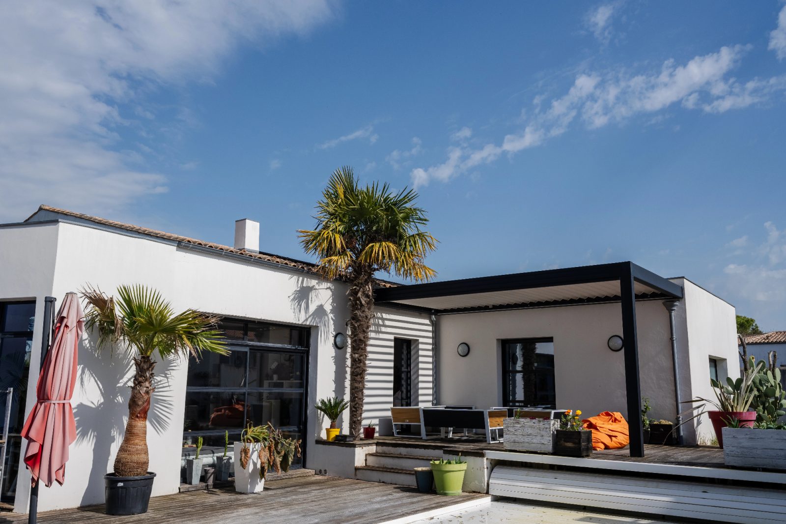 Tehnološko napredna bioklimatska pergola zagotavlja popolno udobje in užitek